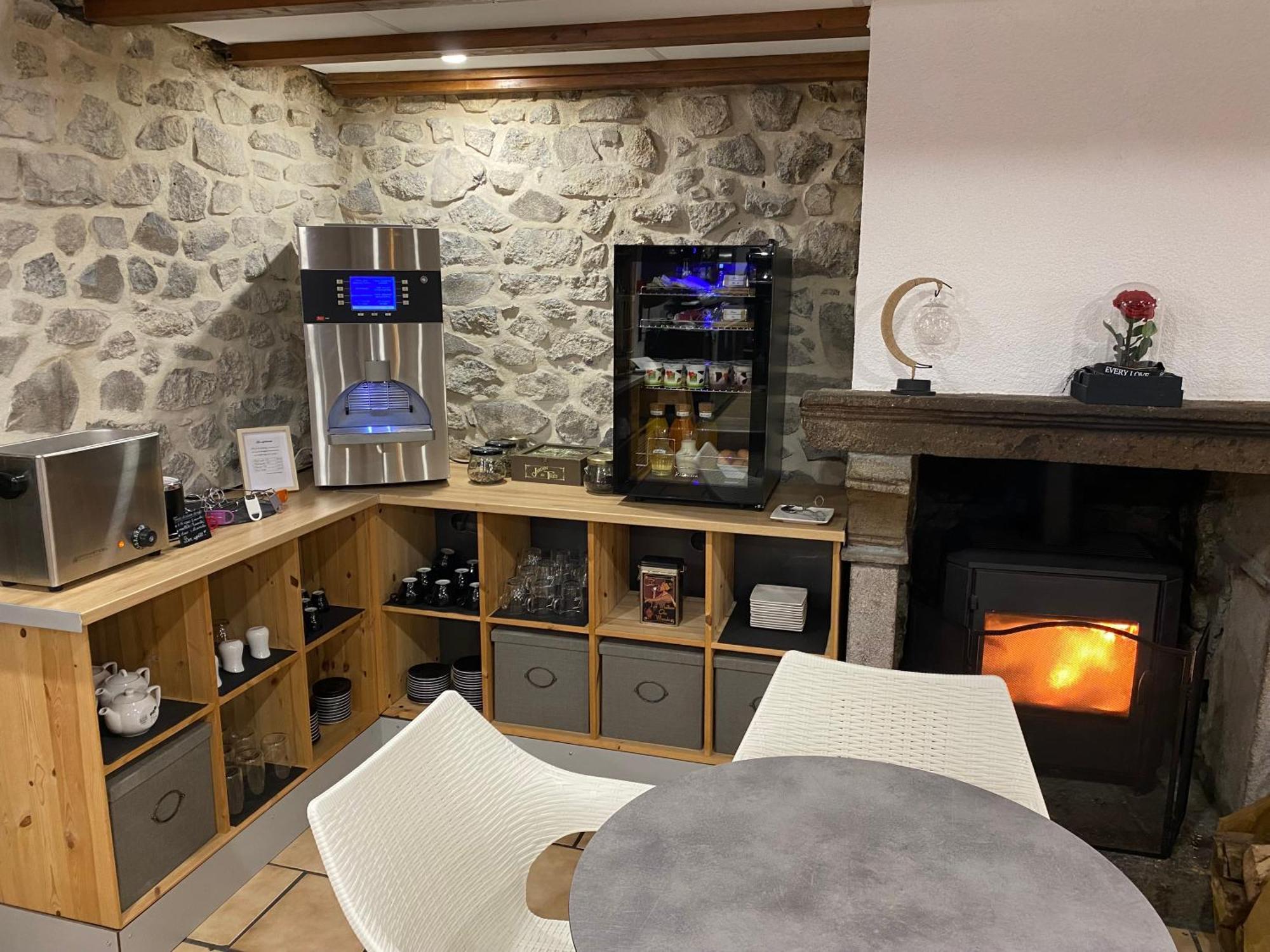 Hotel La Bonne Hotesse Chambon-sur-Lac Εξωτερικό φωτογραφία